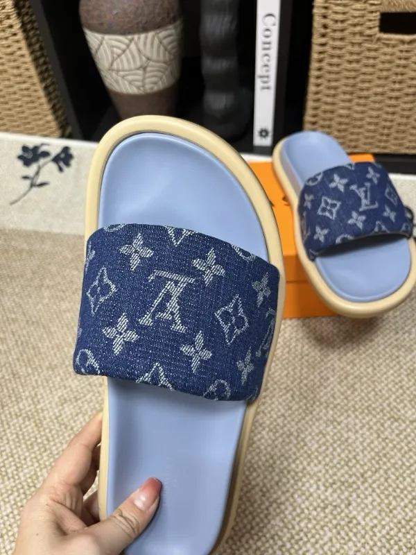 P320💰[New model] Long-term availability, 2025 new model, couple model [LOUlS VUlTTON] comes with drawer box, bag, card, invoice "Louis Vuitton ~ unique modern sandals. 》LV counter purchasing 🏃Men's and women's casual slippers, sold at the same time at the counter, the original old flower material upper is soft and comfortable, (refuses to discolor and rub the feet) sole: original factory special combination original sole, code number: 35--46 4 multiple colors 🉑️ to choose from